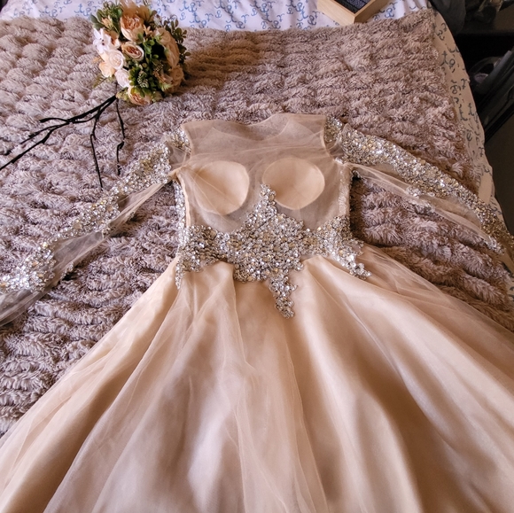 Dress with lots of beads and crystals - Picture 6 of 8